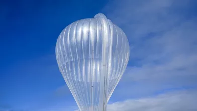 Gonflage d'un ballon auxiliaire en plein jour