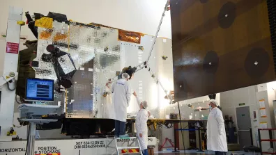 Le satellite de télécommunication Alphasat (ici au Centre Spatial de Toulouse) se trouve en orbite géostationnaire. En 2013 (lancement), il était le plus gros satellite européen de télécommunication jamais construit (6,6 tonnes).