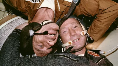 Donald K. "Deke" Slayton (USA, à gauche) et Alexeï Leonov (URSS, à droite).