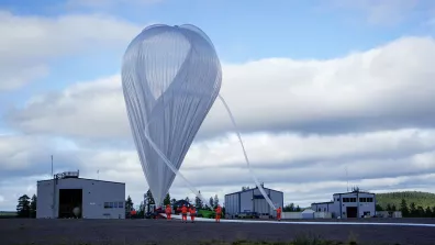 Gonflage d’un BSO lors de la campagne KLIMAT 2021, dédiée à l'étude du climat et à l'analyse des gaz à effet de serre, depuis la base de Kiruna en Suède.