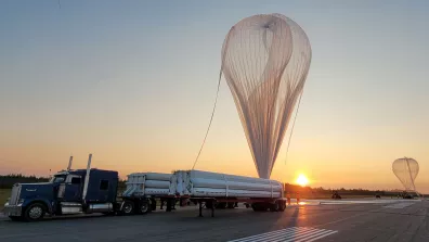 Lâcher d’un BSO à Timmins, Canada. Le ballon auxiliaire (à droite) permet de soulever et de protéger la nacelle pendant que l’enveloppe principale s’élève.