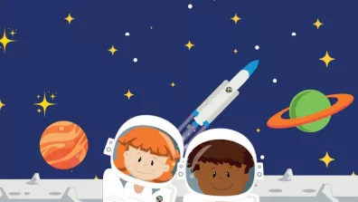 Une petite fille et un petit garçon cosmonautes sur la lune