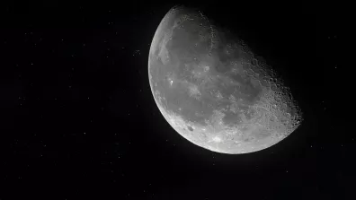 La Lune n’émet pas de lumière, contrairement à une étoile. C’est parce qu’elle est éclairée par le Soleil dont elle réfléchit la lumière qu’elle est brillante dans la nuit. Parfois, comme ici, la lumière réfléchie par la Terre vient éclairer la face sombre de la Lune : c’est la lumière cendrée. 