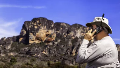 Les téléphones satellites s’avèrent utiles dans les milieux reculés, non couverts par des antennes-relais des réseaux téléphoniques terrestres.