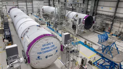 Assemblage horizontal des modules supérieur et inférieur de propulsion liquide (ULPM et LLPM) au Bâtiment d’Assemblage Lanceur (BAL) au CSG, pour former le corps central d’Ariane 6, le 14 mars 2023