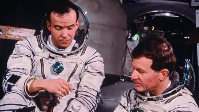 Patrick Baudry et Jean-Loup Chrétien. Les 2 premiers astronautes français ont été recrutés par le CNES en 1980.