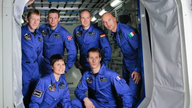 Thomas Pesquet (en bas à droite) accompagné des cinq autres astronautes de la promotion 2009 de l'ESA.