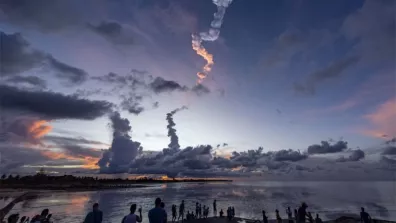 Spectateurs du décollage VA257 sur la plage Pim-Poum en Guyane française.