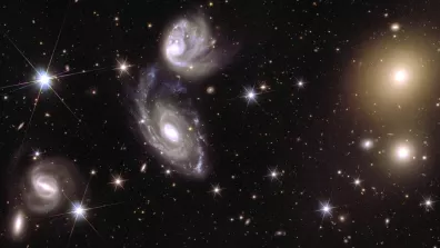 À gauche de l'image, Euclid a capturé deux galaxies (appelées ESO 364-G035 et G036) qui interagissent l'une avec l'autre. A droite de l'image, l'amas de galaxies Abell 3381.