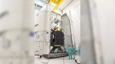 Le satellite gouvernemental Athena-Fidus complète la flotte des satellites militaires nationaux français et italiens pour répondre aux besoins de la Défense et de la Sécurité civile. Ici, il est intégré dans la coiffe de la fusée Ariane 5 ECA juste avant son lancement au Centre spatial guyanais