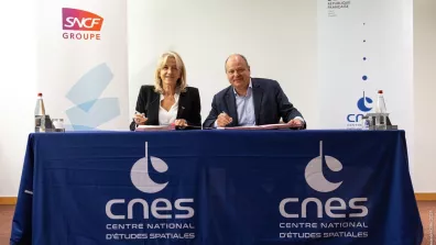 Les représentants du CNES et du Groupe SNCF signent un accord dans le cadre des RTNC 2024.