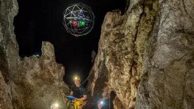 Drone piloté dans une grotte italienne