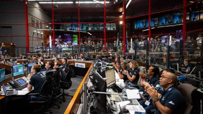 Dans le centre de contrôle de la base spatiale européenne à Kourou pour le premier lancement d'Ariane 6.