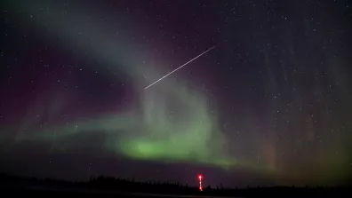 Aurores polaires et étoile filante 