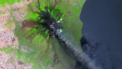 Vue satellite d’une éruption volcanique