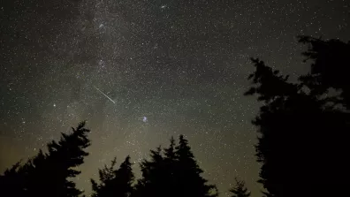 Un météore filant dans le ciel 