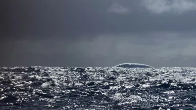 Photo d’iceberg envoyée depuis le bateau Foussier par le skipper Sébastien Marsset le 1er janvier 2025..