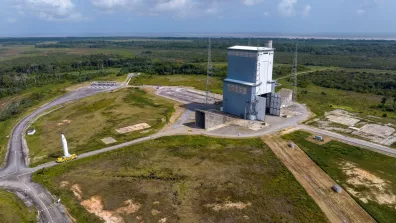 Vue par drone : transfert d'un booster de la deuxième Ariane 6 en ZLA.