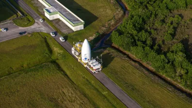 Vue par drone du transfert de la coiffe de la deuxième Ariane 6.