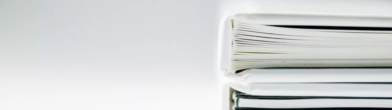 Une pile de livres sur un fond blanc