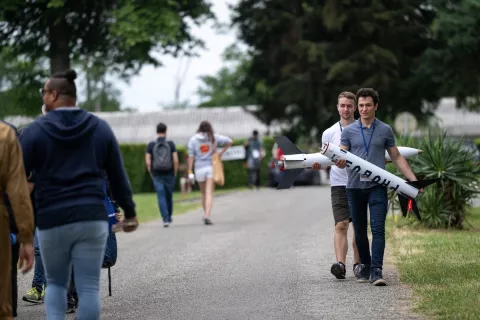 Deux étudiants, chacun portant sa mini-fusée