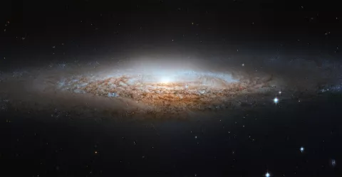 Vue de la galaxie OVNI NGC 2683 par le télescope spatial Hubble