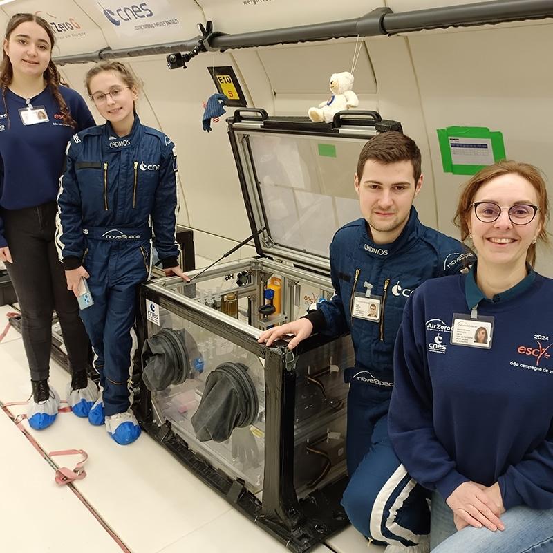 3 élèves et une professeure du Lycée ESCY Saint Gabriel d'Yssingeaux à bord de l'A310-0G en mars 2024