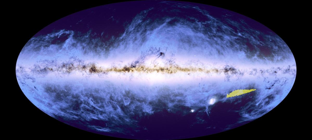 Cette vue de l'ensemble du ciel est une superposition de la carte stellaire de Gaia, issue du deuxième catalogue de données publié en 2018, et de la carte des poussières de Planck, datant de 2014. En jaune, L'emplacement et la taille réelle de la mosaïque sur le ciel austral.