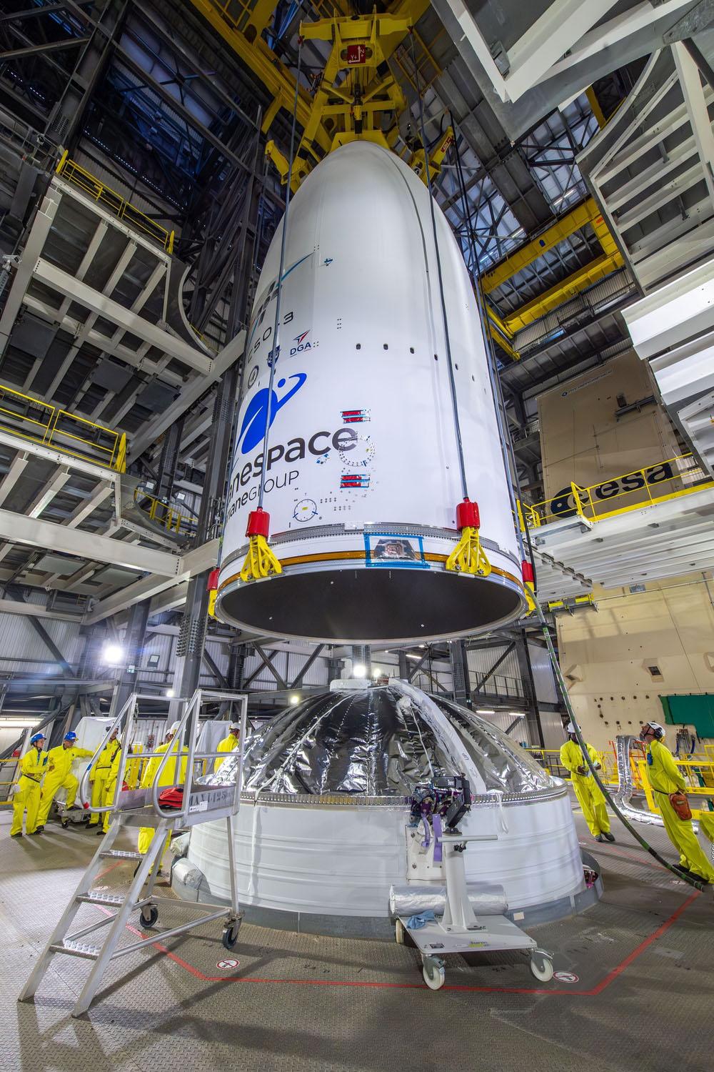 Pose de la coiffe sur le corps central de la deuxième Ariane 6.