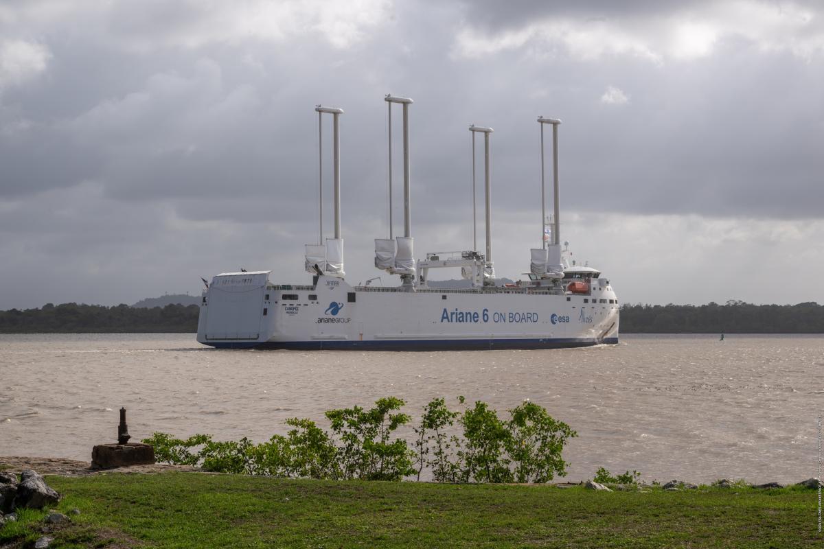 Arrivée du bateau Canopée au port de Pariacabo