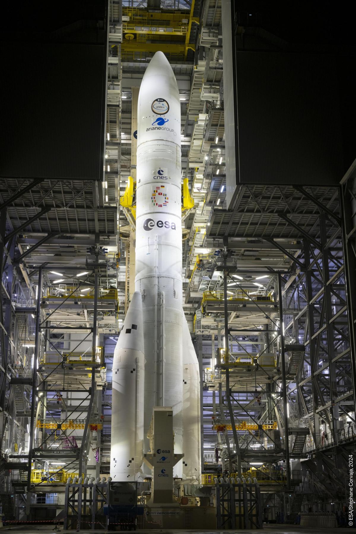 Ariane 6 FM1 VA262 dans son portique en zone de lancement